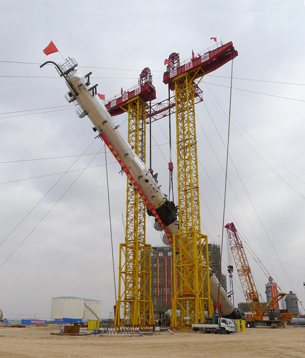 1.“双塔式低塔架自平衡液压提升装置” 及吊装技术应用于独立大型设备安装.jpg